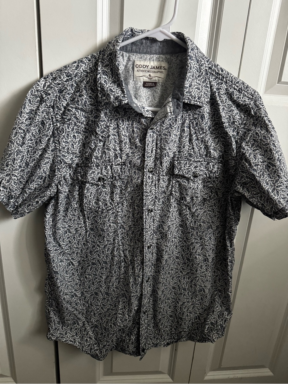 Cody James Western Short Sleeve Button-Down Shirt in Navy & White Paisley - Picture 1 of 6